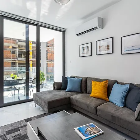 Miles 2-bedroom Apt In Apartamento Sazlıköy