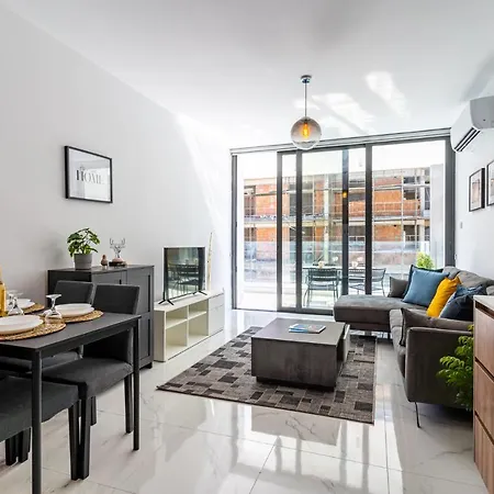 Miles 2-bedroom Apt In *