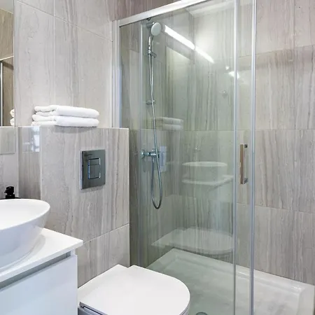 Miles 2-bedroom Apt In Livadhia